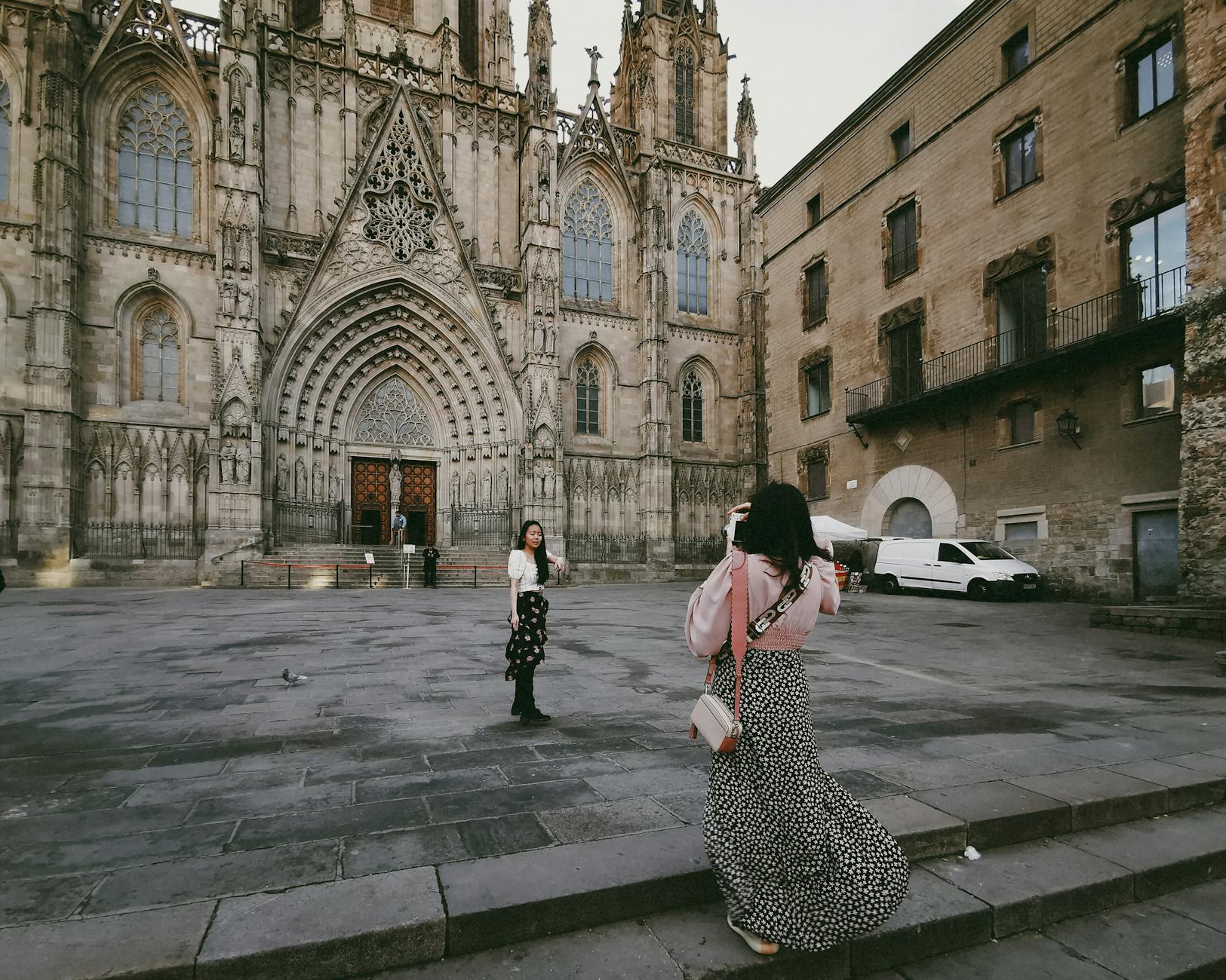 Dwie turystki fotografują gotycką fasadę katedry w Barcelonie