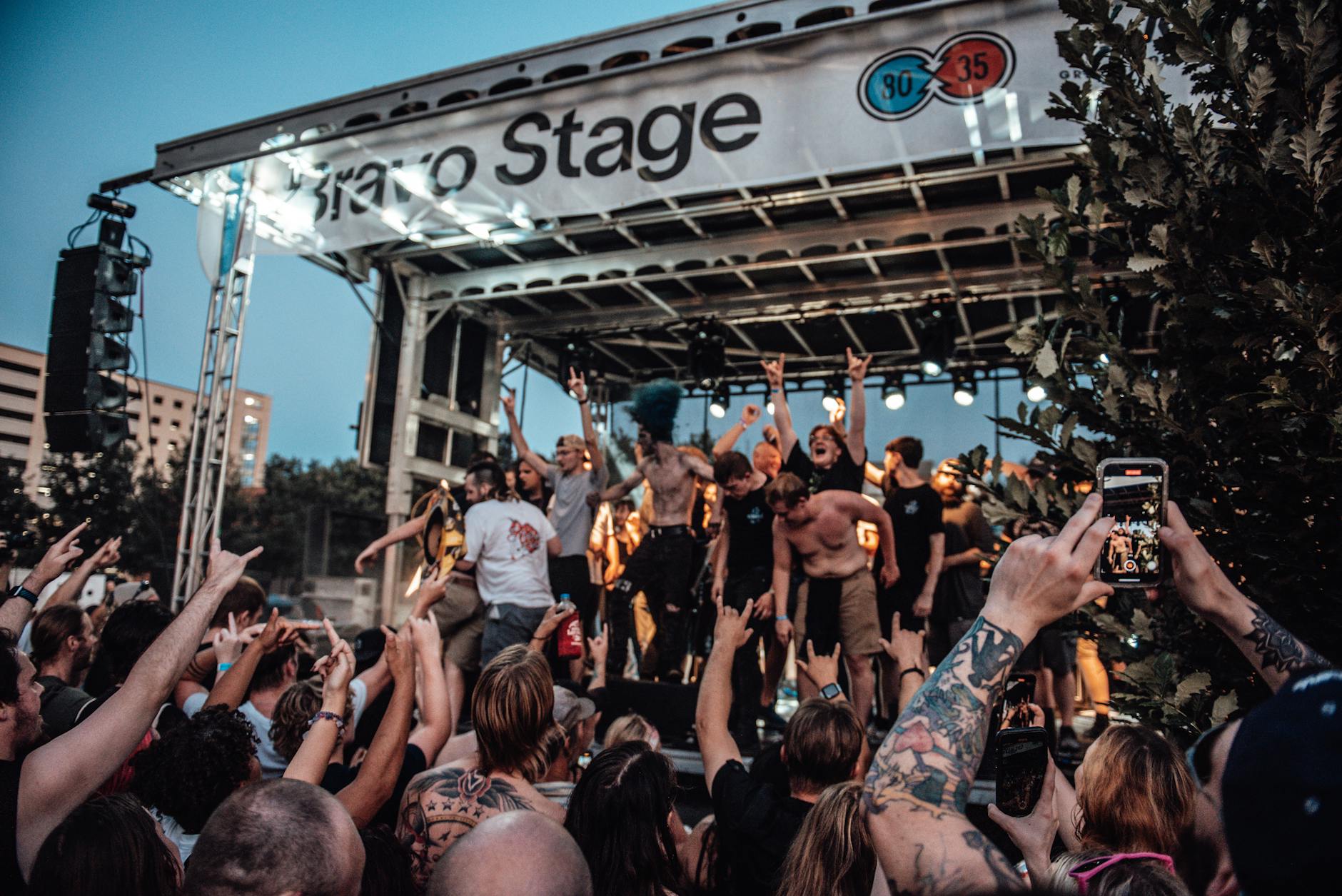 Tłum koncertowy na plenerowym festiwalu muzycznym w Poznaniu