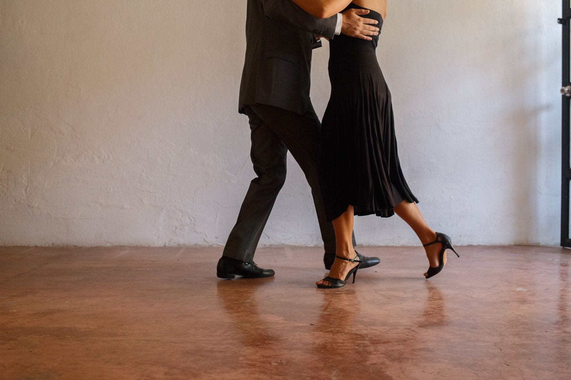Elegancka para tańczy tango na betonowej posadzce