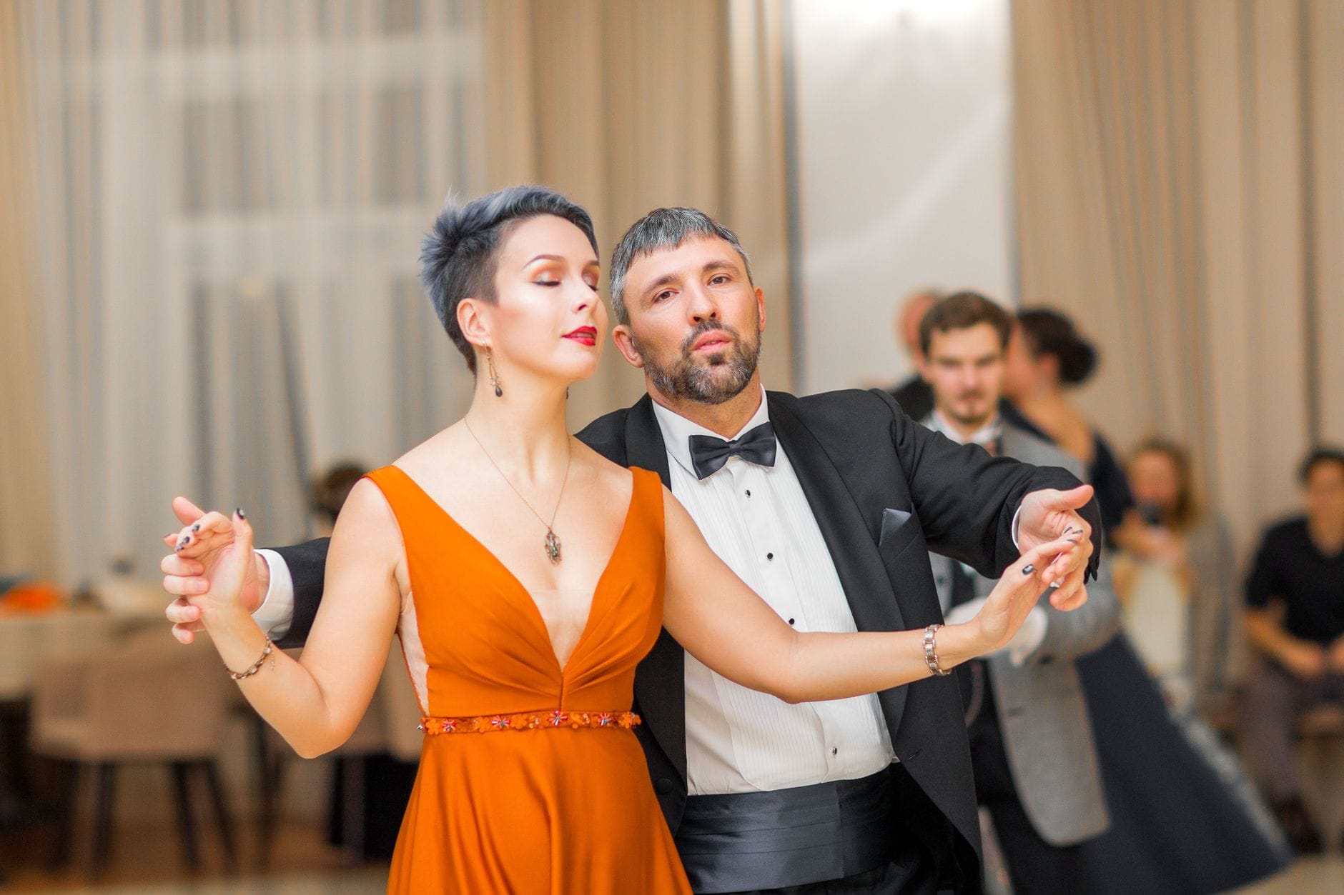 Poznańskie maratony kizomby i bachaty, które musisz znać Para tańczy elegancki taniec towarzyski na sali weselnej