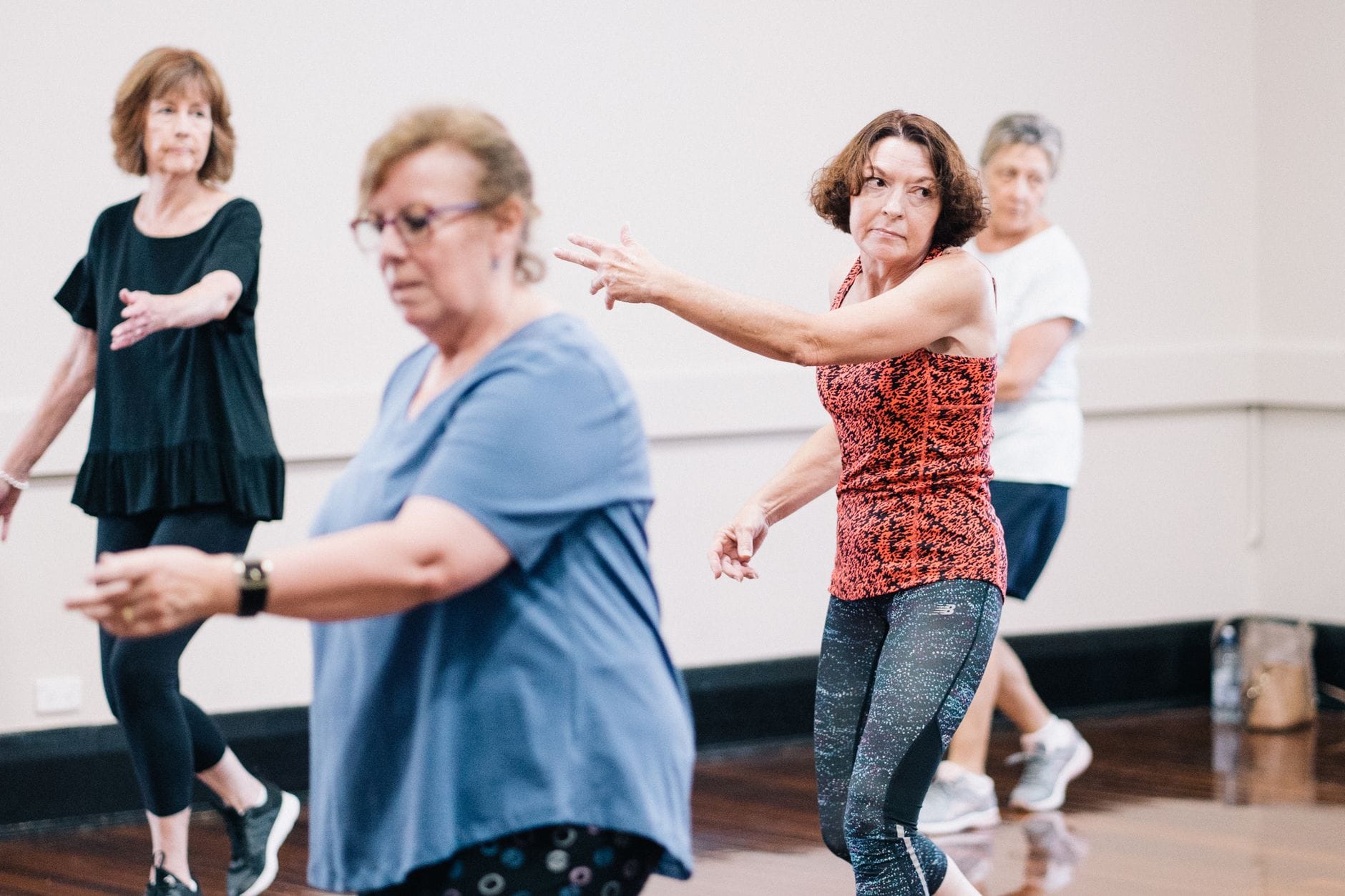 Starsze kobiety tańczą razem na zajęciach fitness w Poznaniu