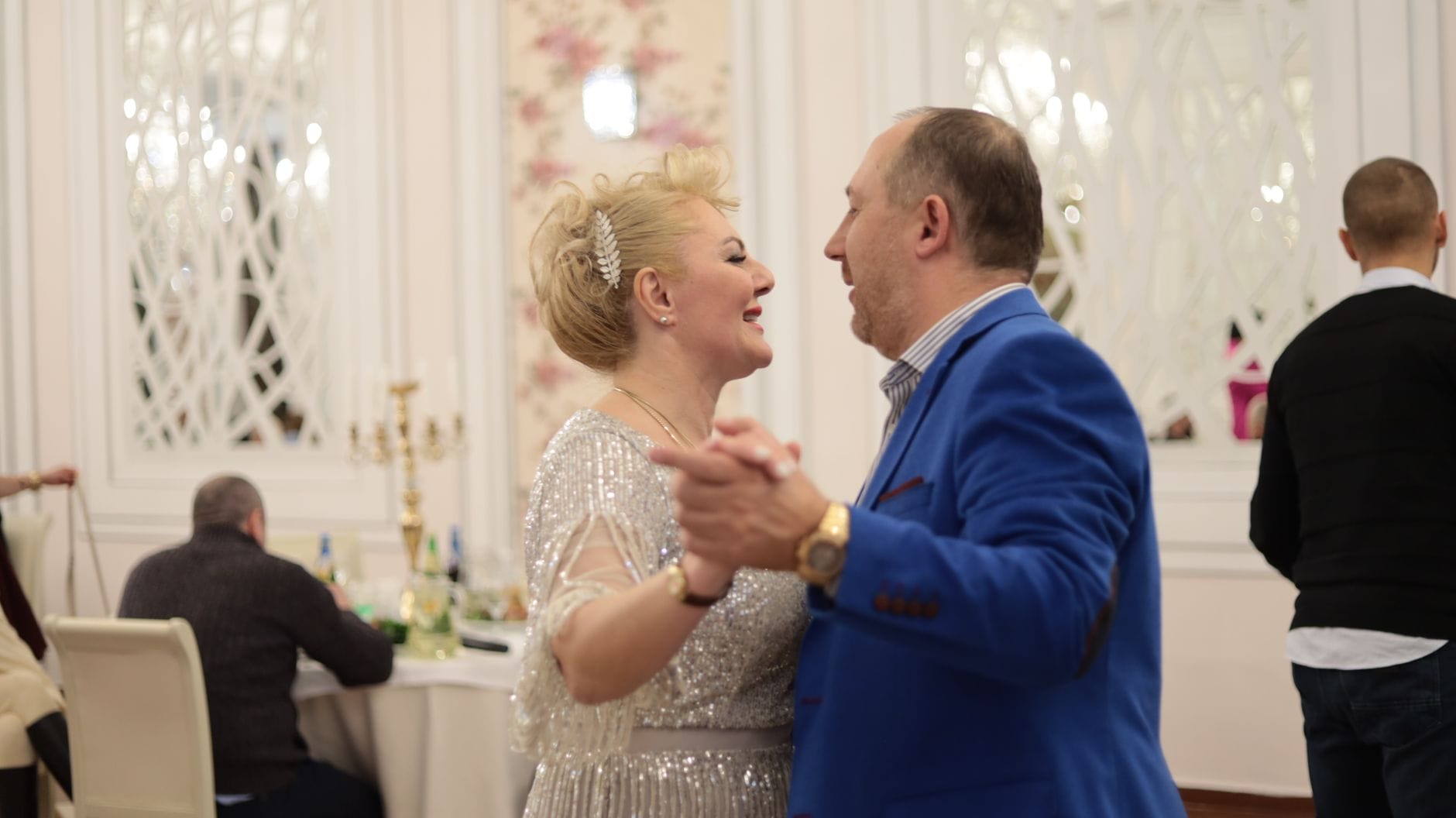 Kizomba i bachata po 40-tce: zmysłowe tańce w sercu Poznania Szczęśliwa dojrzała para tańczy zmysłowo na parkiecie w Poznaniu