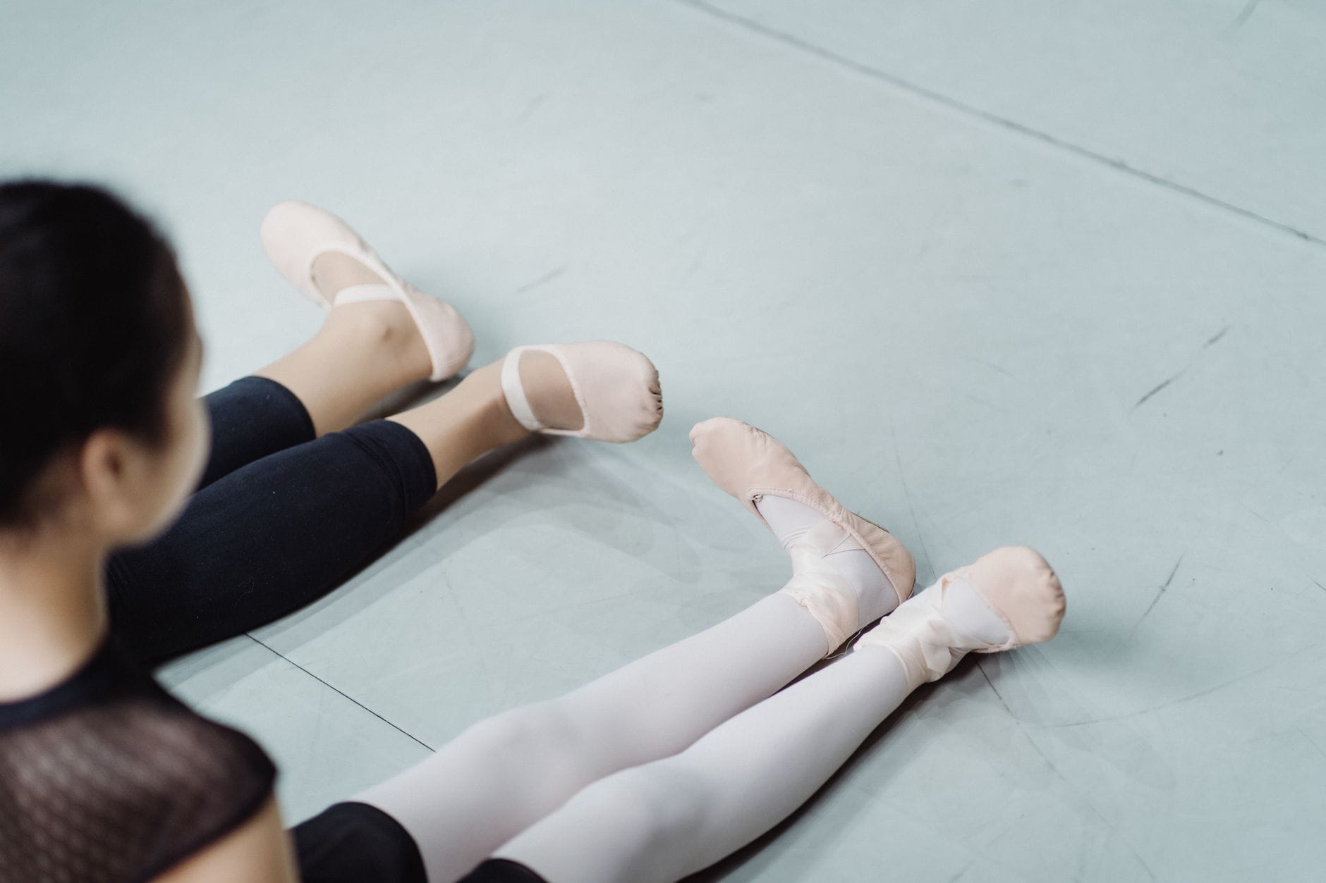 Balerina uczy dziewczynkę tańca w sali tanecznej widok z góry