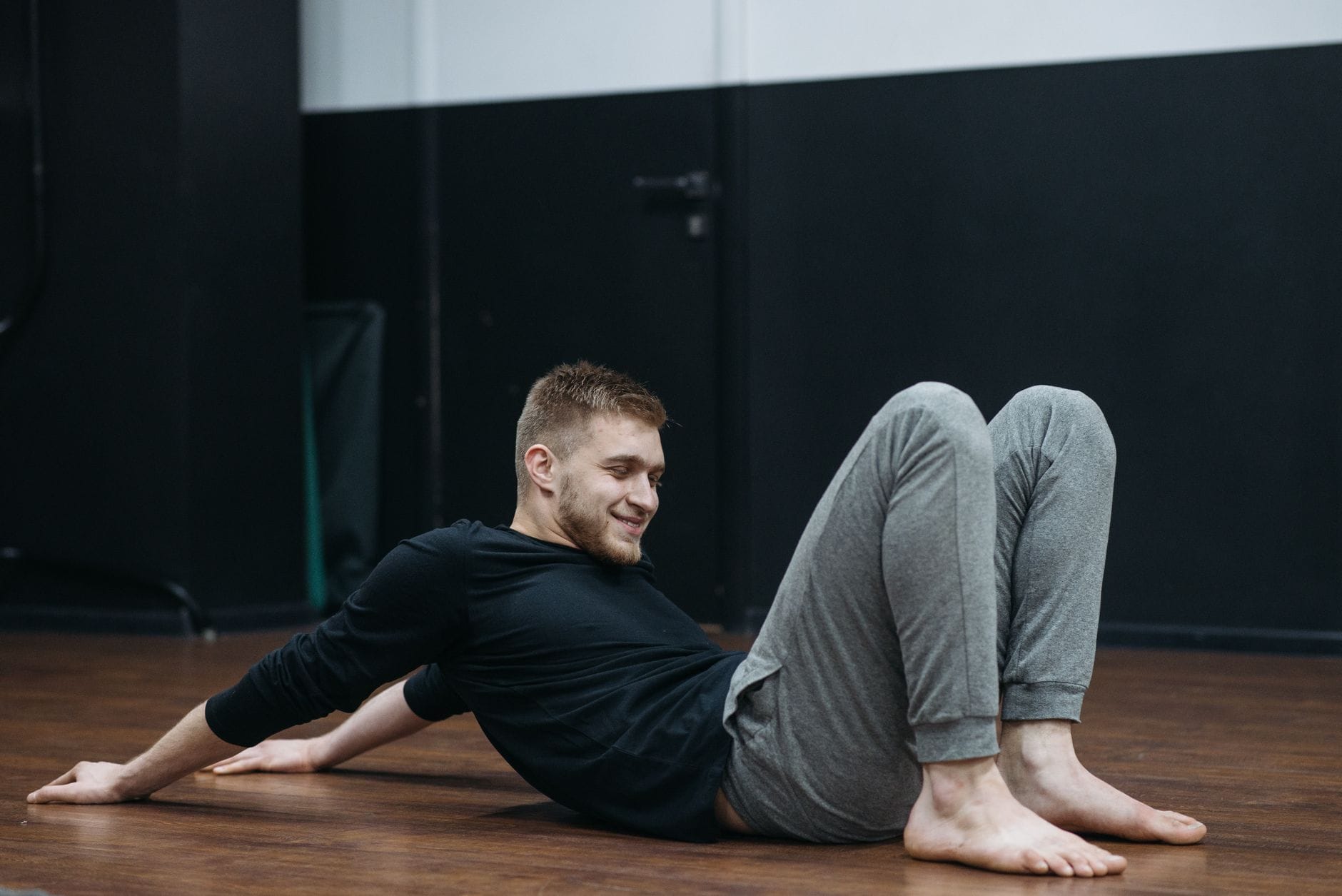 Technika floorworku: jak pokonać strach przed podłogą i nauczyć się miękkich zjazdów
